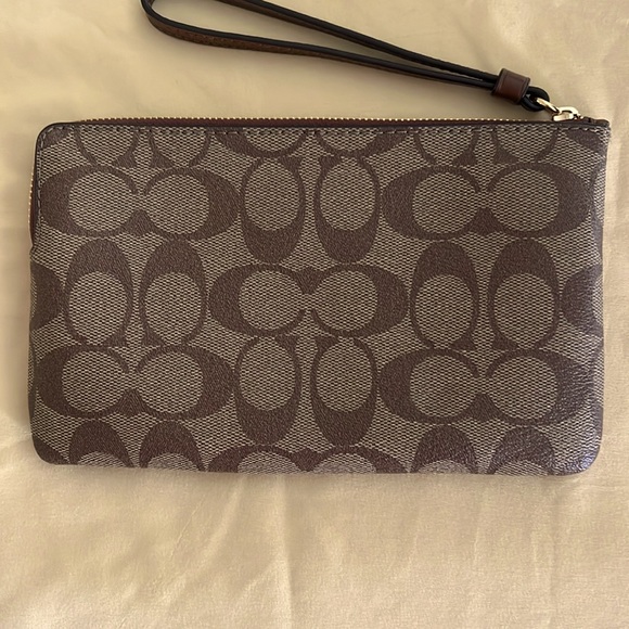 🔥Host Pick🔥NWOT Large Coach Corner Zip Wristlet In Signature Canvas - Picture 3 of 10